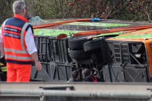 Rytų Vokietijos greitkelyje per autobuso avariją žuvo mažiausiai penki žmonės