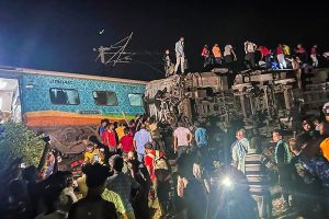 Siaubingas traukinių susidūrimas Indijoje: žuvo mažiausiai 288 žmonės, šimtai sužeistų