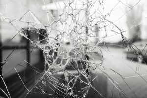 Tauragėje nugriaudėjus sprogimui apgadinti buto lango stiklai