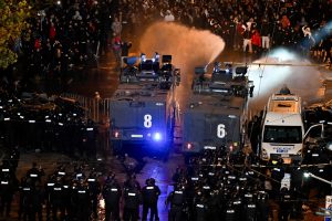 Bulgarijoje per protestą ir susirėmimus prie futbolo stadiono sužeista dešimtys žmonių