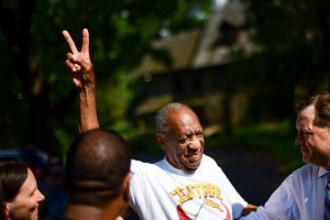 JAV panaikinus judėjimui „#MeToo“ svarbų nuosprendį, aktorius B. Cosby išėjo į laisvę