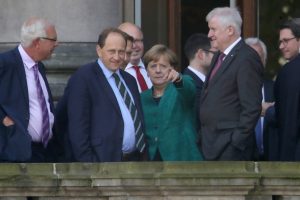 Susilpnėjusi A. Merkel bando formuoti naują vyriausybę