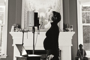 Dainininkė A. Morissette apie nėštumą pranešė „Instagram“