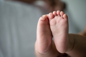 Bavarijoje 20-metė benamė spaudžiant šalčiui lauke pagimdė kūdikį