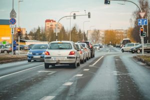 Judrioje sankryžoje vairuotojus klaidina kelio ženklinimas: pyksta ir auklėja žioplius