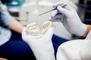 Dantų protezavimas: teigia, kad PSDF lėšos ištirpdė eiles