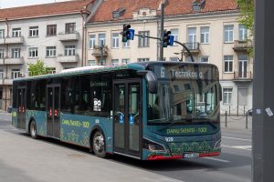 Kauno gatvėse – Dainų šventės spalvomis ir šiaudiniais sodais papuoštas autobusais