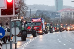 Iš Vilniaus centro pajudėjo pirmoji traktorių kolona