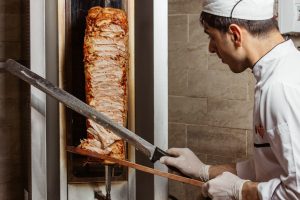 Kebabinė Skuode nuslėpė tūkstančius eurų: direktorius pinigus mokėdavo vokeliuose