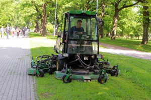 Klaipėdoje pirmąkart pjaunama žolė