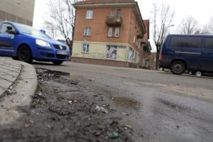 Sunku patikėti: Kelmės rajone motina vaikus paliko pakelėje