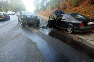 Vilniuje – „Porche“ ir „VW Passat“ avarija: po smūgio automobiliai gerokai aplamdyti