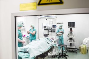 Tyrimas: D. Britanijoje nuo chirurgo veiksmų nukentėjo daugiau kaip 1 tūkst. pacientų
