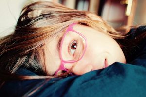 Vis daugiau vaikų nešioja akinius: gydytojai kaltina tėvus?