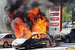 Sostinės degalinėje nugriaudėjo sprogimas: užsidegė taksi automobilis, nukentėjo vyras