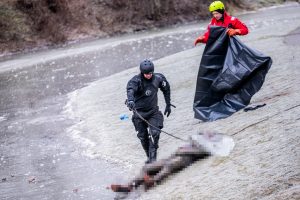 Garliavos parko upelyje aptiktas jame įšalusio nežinomo vyro kūnas 