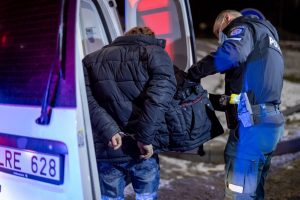 Kaune sulaikyti šeši vyrai: įtariama, kad iš automobilių krovė vogtus daiktus