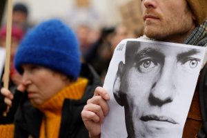 Rusų teismai skyrė laisvės atėmimo bausmes dešimtims žmonių, norėjusių pagerbti A. Navalną