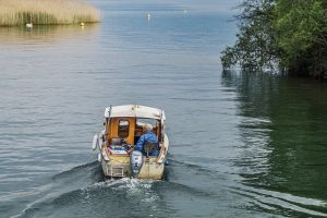 Vandens telkiniuose draudžiama plaukioti laivais su vidaus degimo varikliais