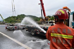 Kinijoje įgriuvus greitkelio atkarpai žuvo 19 žmonių