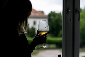 Naujausias mokslininkų tyrimas: net, rodos, nekalta taurė vyno – jau pražūtinga?