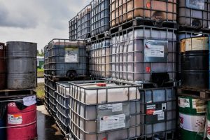 Šiaulių rajone užsidegė bendrovės „Toksika“ metaliniai konteineriai
