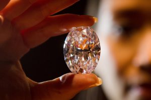 Brangakmenių ekspertas: vyrai deimantų turi daugiau nei moterys