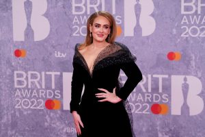 Adele gavo tris „Brit Awards“, apdovanojimams atsisveikinus su atskiromis lyčių kategorijomis