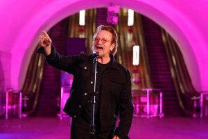 Airių roko grupės lyderis Bono surengė pasirodymą Kyjivo metropolitene