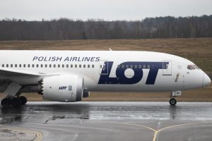 Lenkijos oro linijos LOT atleidžia 300 darbuotojų