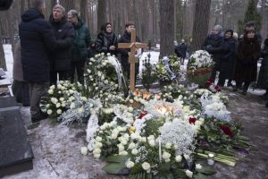D. Teišerskytė atgulė amžinojo poilsio: Petrašiūnų kapinėse urną užliejo gėlės