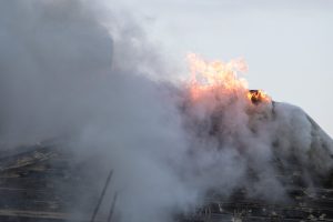 Nemenčinės plente degė gyvenamasis namas, rastas negyvo žmogaus kūnas