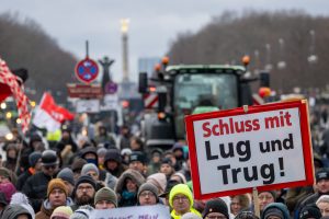 Tūkstančiai ūkininkų su traktoriais prie Brandenburgo vartų Berlyne surengė protestą