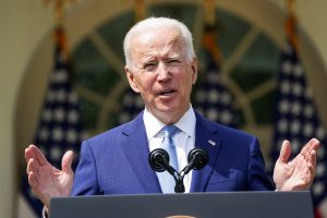 J. Bidenas apie Ukrainą: dabar negalime pasitraukti