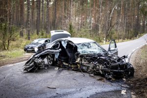 Vilniaus pakraštyje BMW rėžėsi į medį, iš automobilio liko metalo laužo krūva