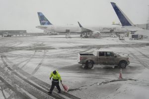 Dėl sniego audros Niujorko regione atšaukta šimtai skrydžių