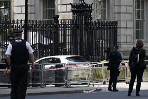 JK suimtas vyras, automobiliu rėžęsis į premjero rezidenciją Dauningo gatvėje