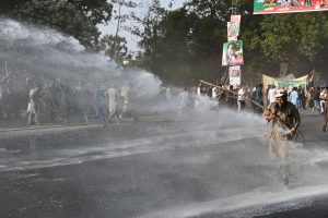 Pakistano policija vandens patranka mėgino prasiskinti kelią iki šalies ekspremjero namų