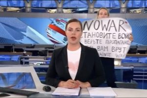 Maskvos teismas TV protestuotojai skyrė baudą ir paleido į laisvę