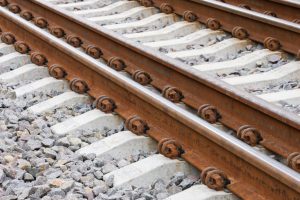 Amaliuose traukinys mirtinai sužalojo bėgiais ėjusį devyniolikmetį