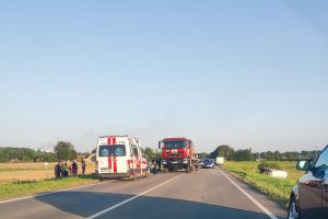 Kėdainių rajone susidūrė trys automobiliai: žuvo moteris