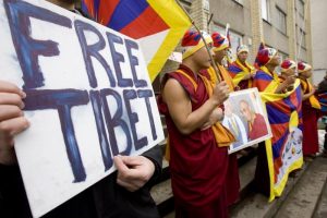Prisimenant susideginusius tibetiečius Vilniaus skveras virto simbolinėmis kapinėmis