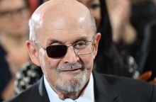 Rašytojas S. Rushdie išleido memuarų knygą, kurioje pasakoja apie pasikėsinimą jį nužudyti