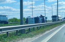 Pakaunėje mikroautobusas kliudė stulpą ir apvirto: sužaloti trys žmonės, eismas atnaujintas 