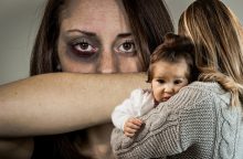 Apie tarptautines šeimos santykių dramas: dėl savo vaiko kovojanti mama dažnai matoma kaip nestabili