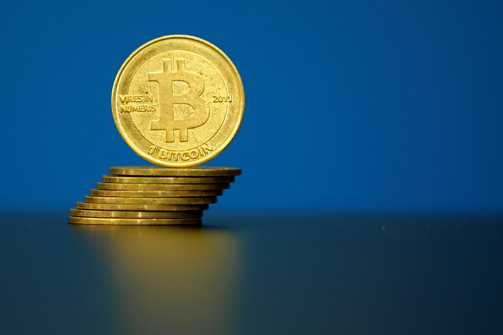 žmonių, kurie nenustojo investuoti į bitkoinus