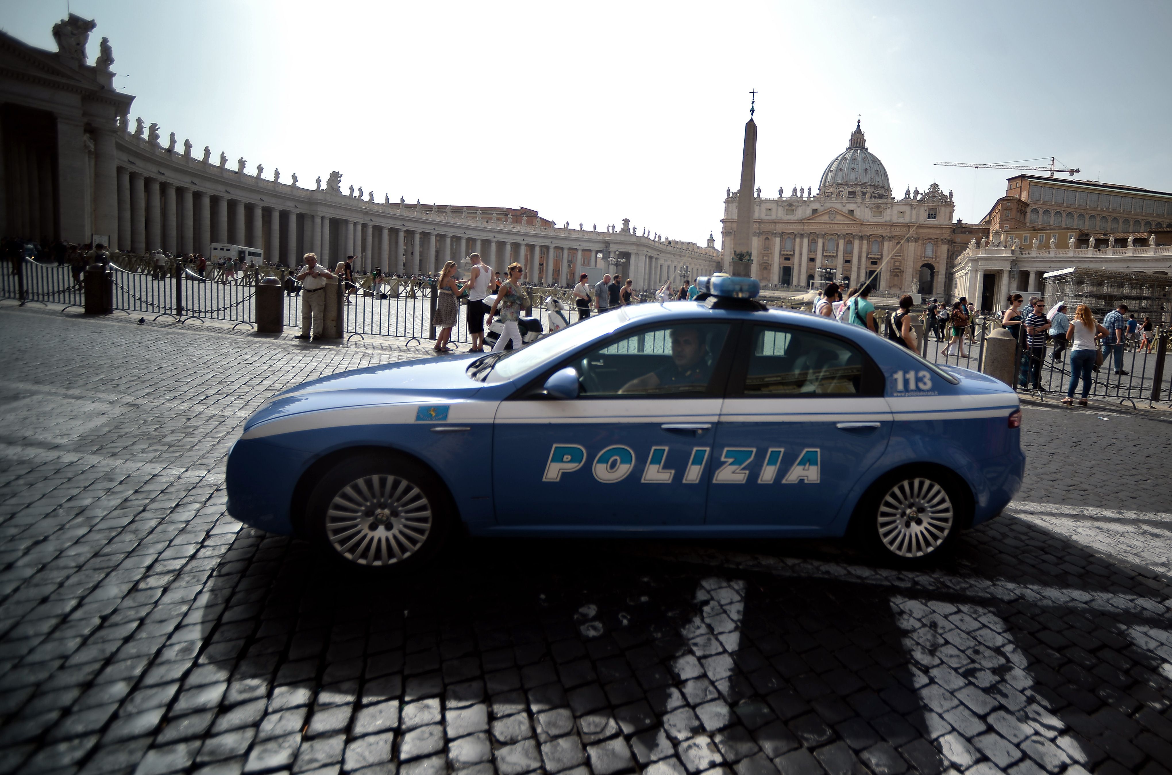 Polizia: i trafficanti di esseri umani hanno introdotto clandestinamente migranti cinesi in Italia con auto di lusso