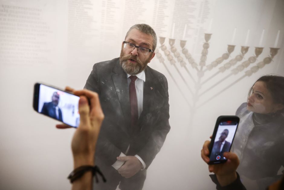 Polski parlament uchylił immunitet posła, który zgasił świece chanukowe