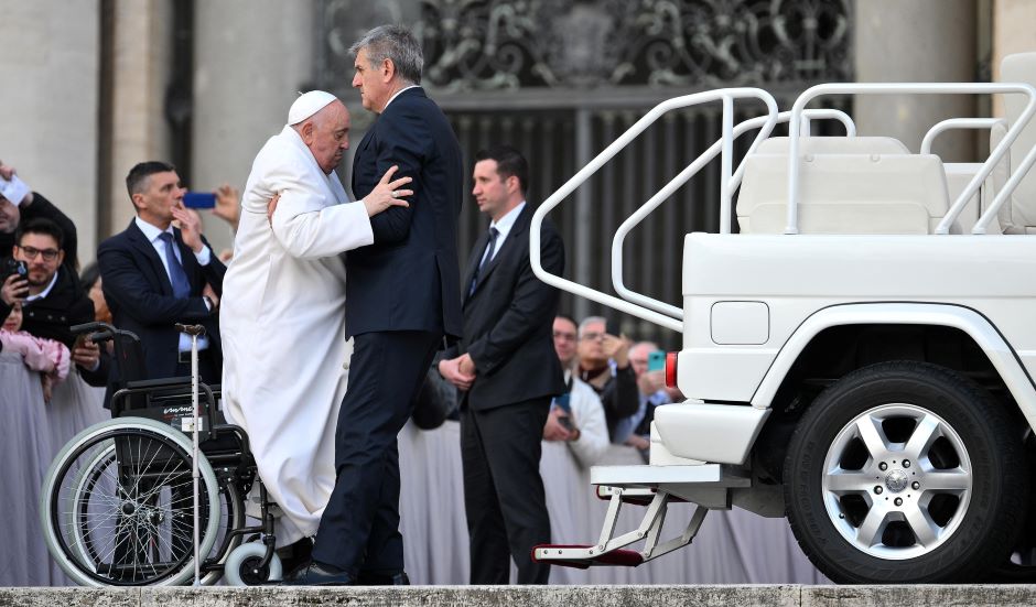 Il Papa è chiaramente alle prese con problemi di salute