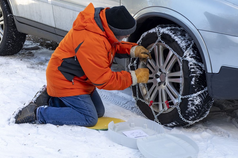 Sci e catene nel bagagliaio dell’auto